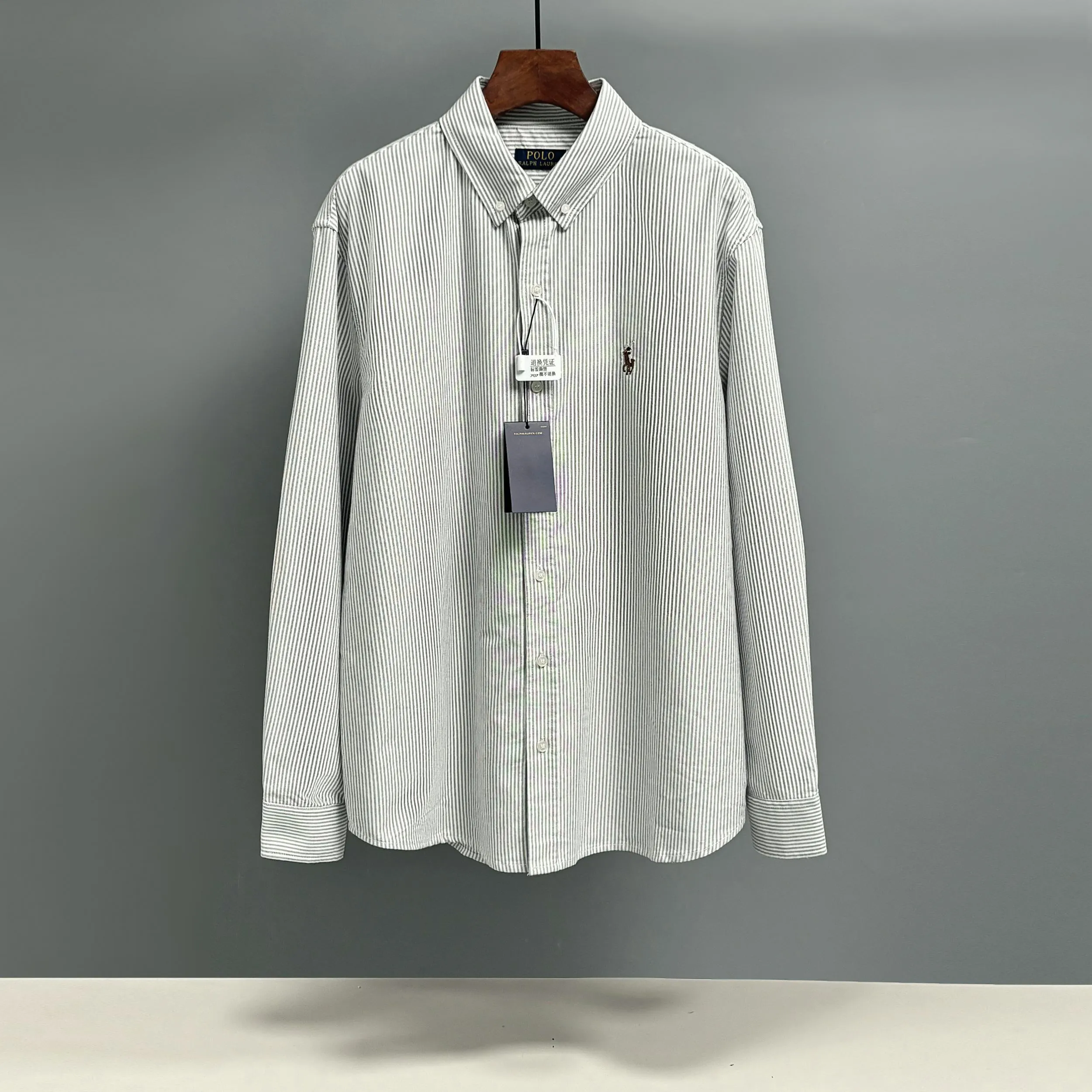 🅿️250 Ralph Lauren/Ralph Lauren imitation striped embroidered shirt. It is made of 100% cotton Oxford fabric. The 100% cotton material makes it very breathable. It is comfortable to wear and not easy to sweat. It has a loose fit and a three-dimensional upper body. The lines are smooth and natural. From the shoulder line to the waistline to the hem, the line transition is smooth. There are no unnecessary folds or accumulation. The whole body is neat and stretched. The chest is embellished with the iconic pony embroidery. It is simple but highly recognizable. The color transition of the embroidery thread is natural. The stitches are even and the spacing is uniform and the stitches can be connected naturally. The lines are smooth and not stiff. Color: White Size: S M L XL